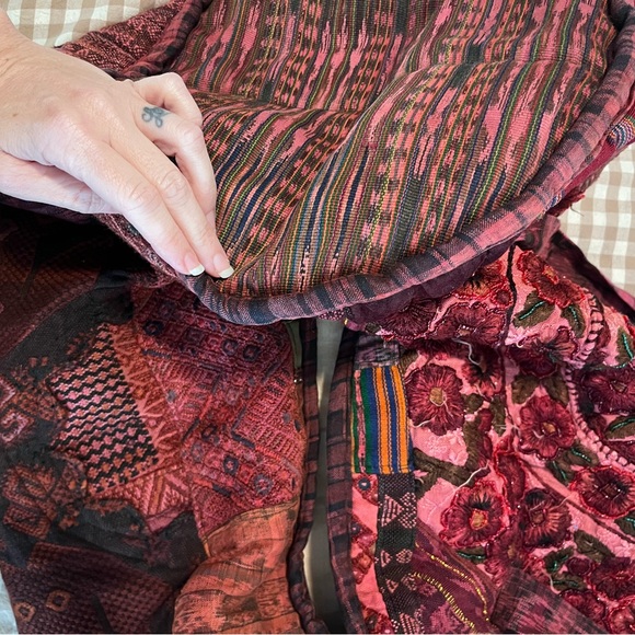 Large Guatemalan embroidered patchwork duffle bag. - Picture 9 of 10